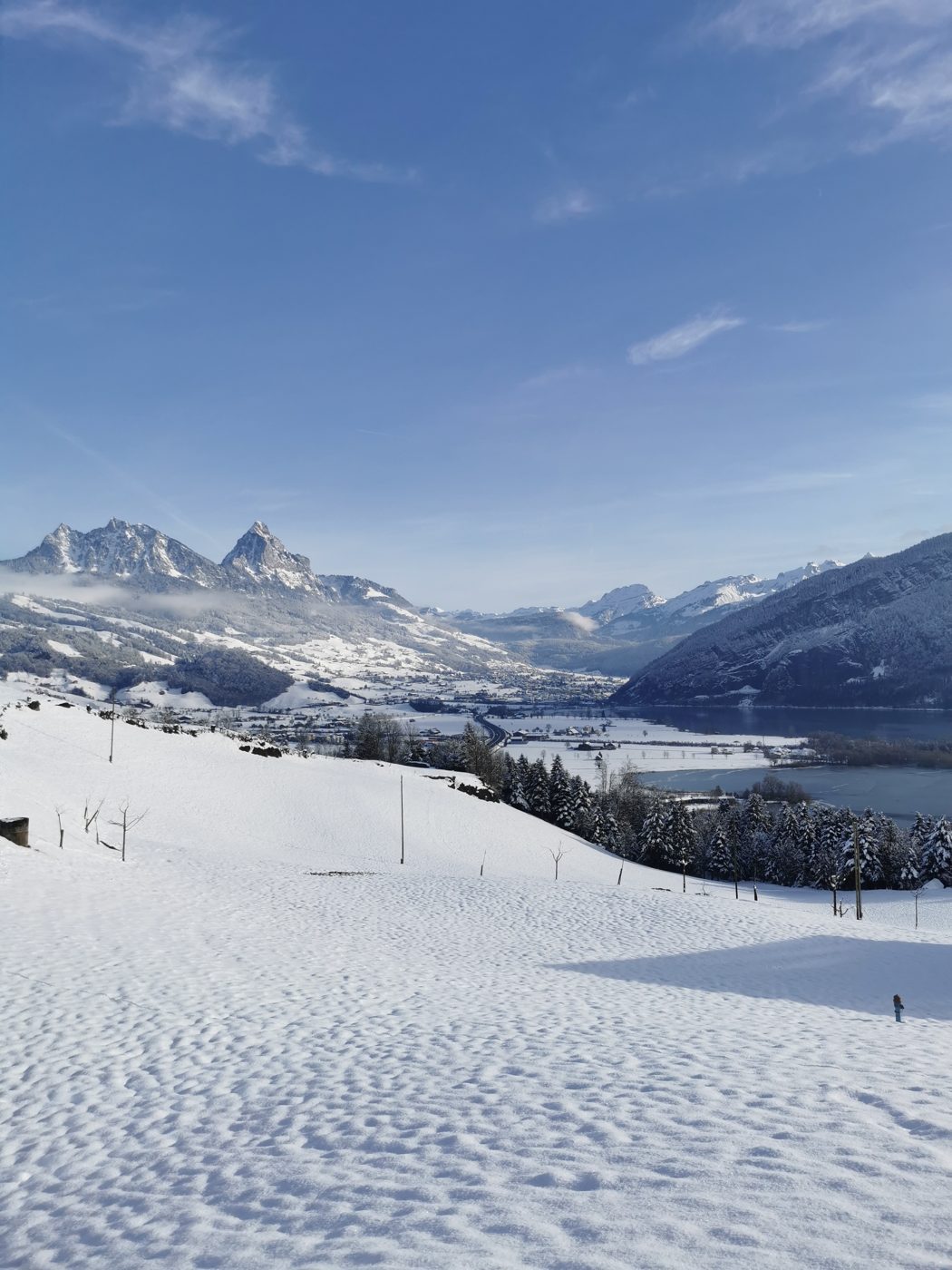 Verschneite Landschaft mit Blick auf die Mythen